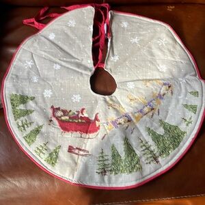 Christmas tree skirt face is 100% cotton sequins NWT 3 tie 22 inch diameter